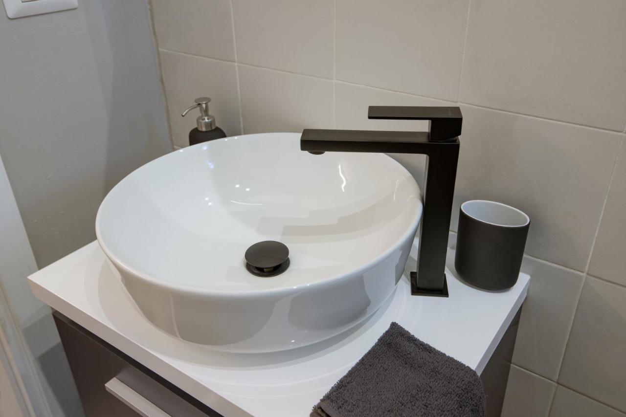 Super Modern And Design Apartment, A Due Passi Dai Navigli Milaan Buitenkant foto